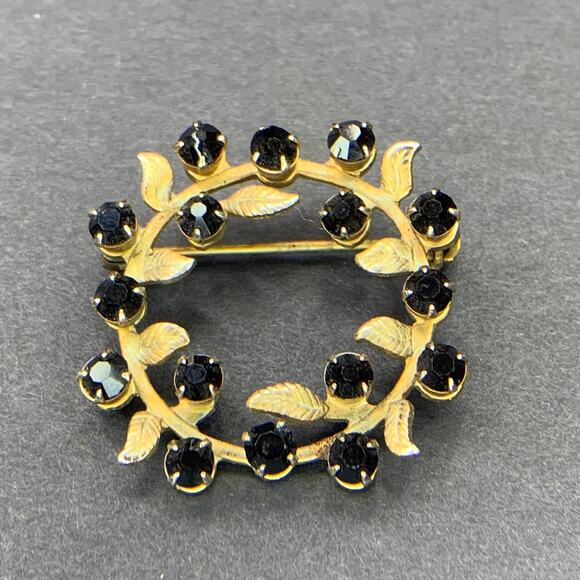 Vintage Floral Brooch 1940s Black Glass and Gold Wreath Pin - Picture 6 of 6